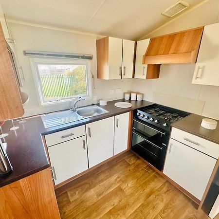 Great 8 Berth Caravan For Hire At Seawick Holiday Park In Essex Ref 27227Sw Клактън он Сий Екстериор снимка